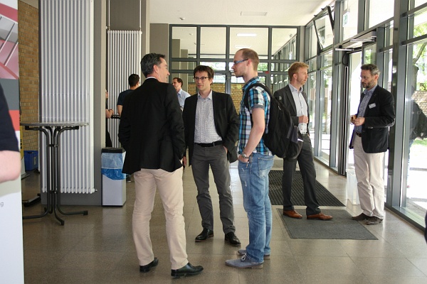 20180427_Innovation Day 2018_051.JPG - Gespräche im Foyer